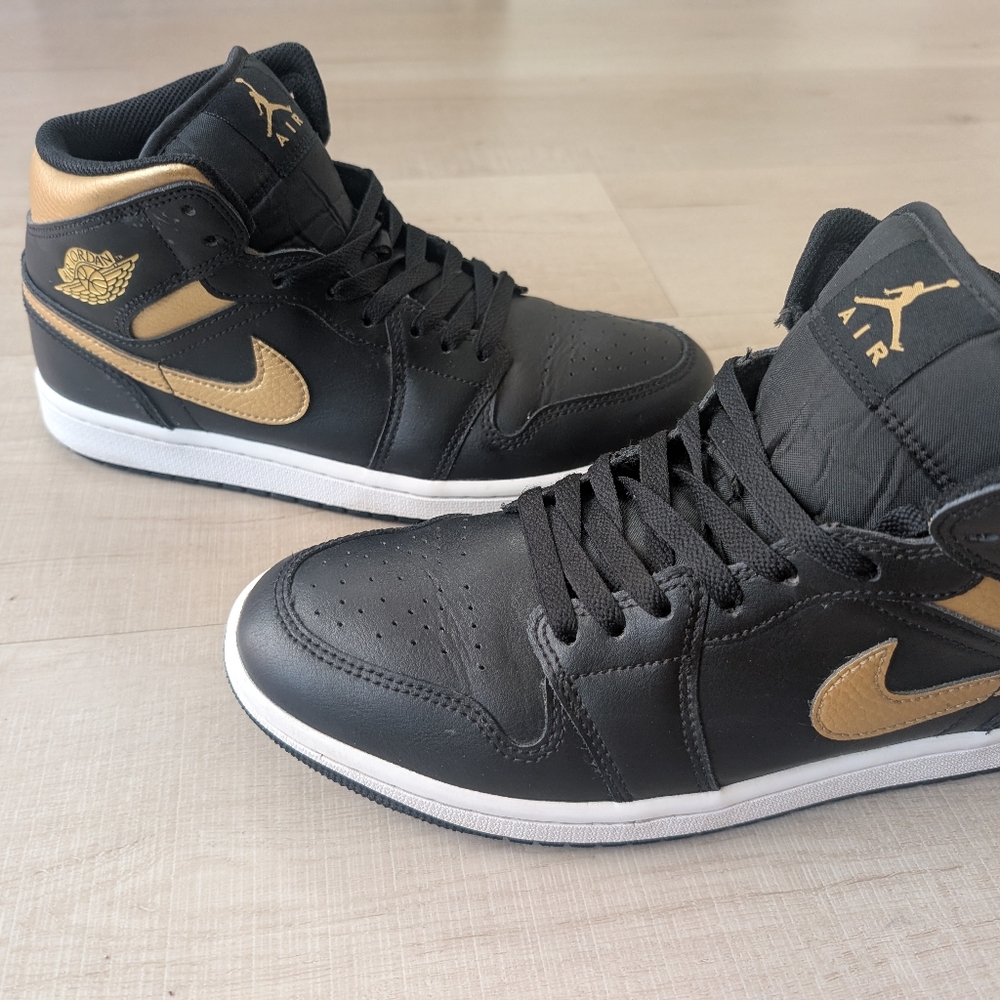 Nike Air Jordan Men's Black and Gold Sneakers